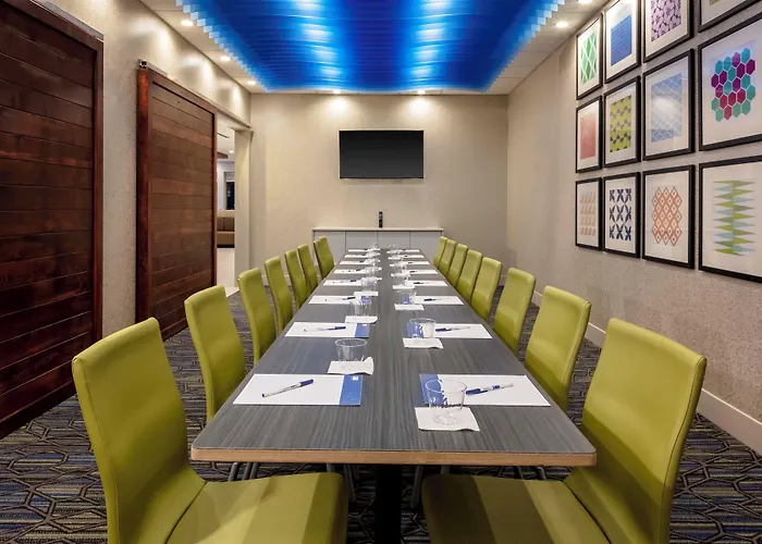 Holiday Inn Express & Suites - Madison By Ihg