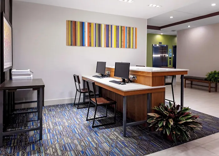 Holiday Inn Express & Suites - Madison By Ihg