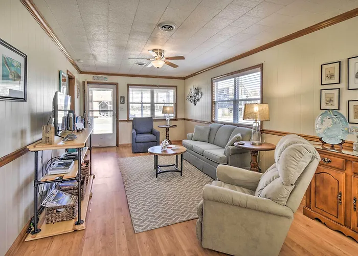 Nags Head Cottage: Screened Porch, Walk To Beach!