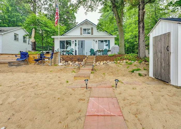 Cozy Waterfront Hale Cottage On Long Lake!