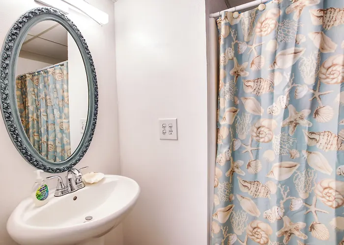 Spacious Waterfront Retreat Near Uw-Green Bay