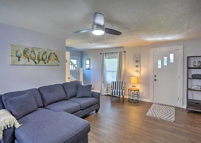 Lorain Lake Cottage < 1 Mi To Lake Erie Fun!