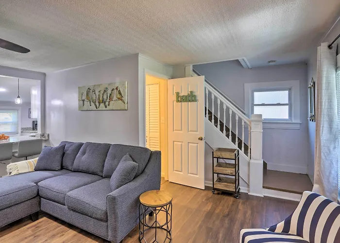 Lorain Lake Cottage < 1 Mi To Lake Erie Fun!