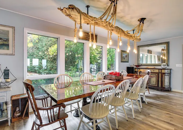 Spacious Waterfront Retreat Near Uw-Green Bay
