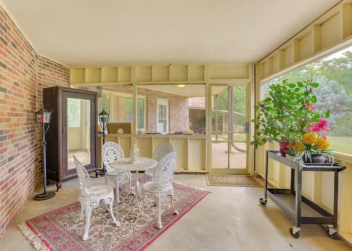 Fort Calhoun Home W/ Screened Porch + Playground!