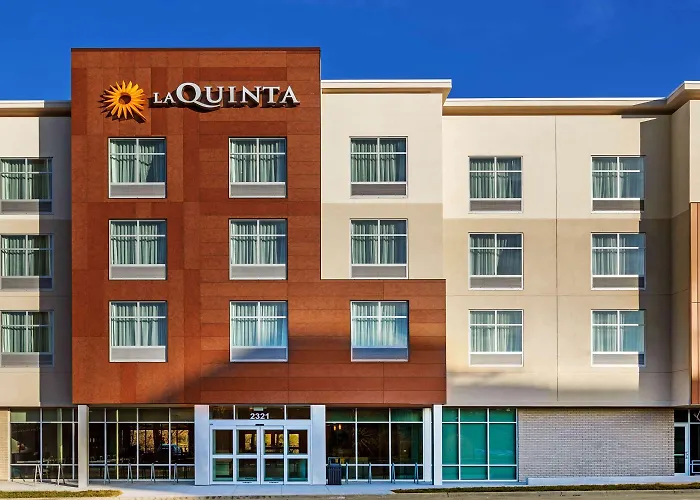 La Quinta Inn & Suites By Wyndham Kansas City Beacon Hill