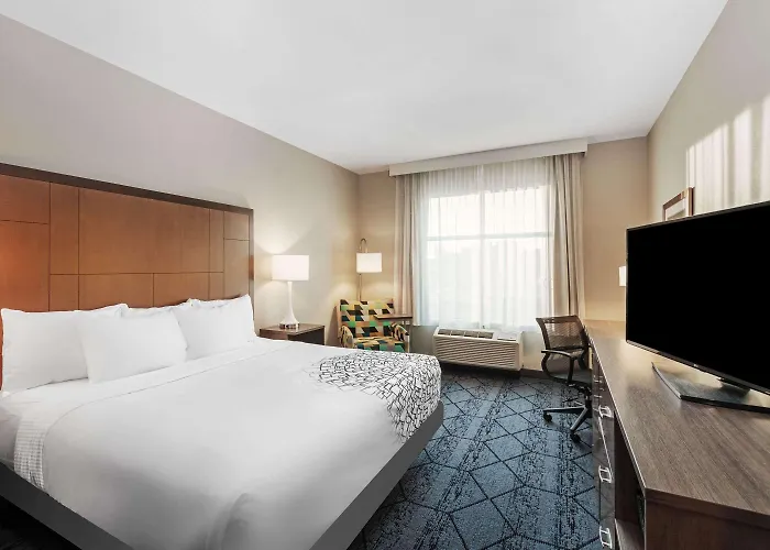 La Quinta Inn & Suites By Wyndham Kansas City Beacon Hill