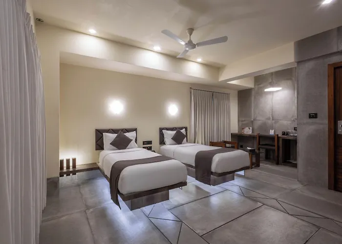 De Glance Hotel, Near Surat Railway Station