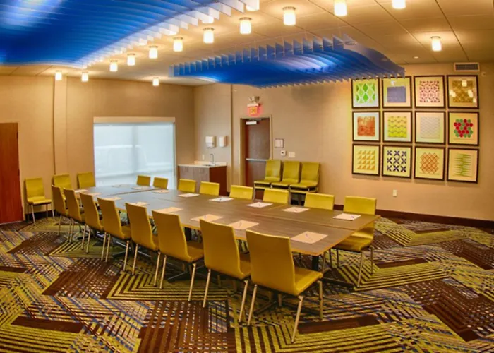 Holiday Inn Express & Suites - Detroit North - Roseville By Ihg