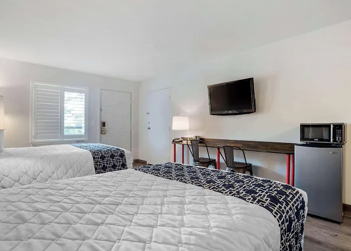 Super 8 By Wyndham Daleville-Fort Novosel