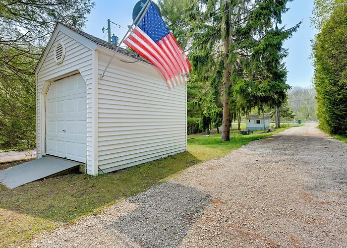 Beachy Palms Cottage On Lake Huron W/ Hot Tub!