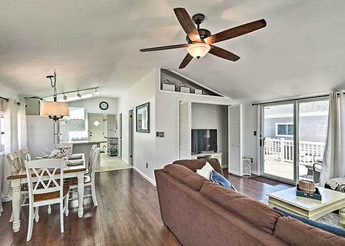 Beachy Lavallette Cottage W/ Outdoor Shower, Patio