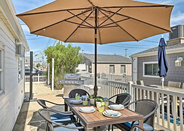 Beachy Lavallette Cottage W/ Outdoor Shower, Patio