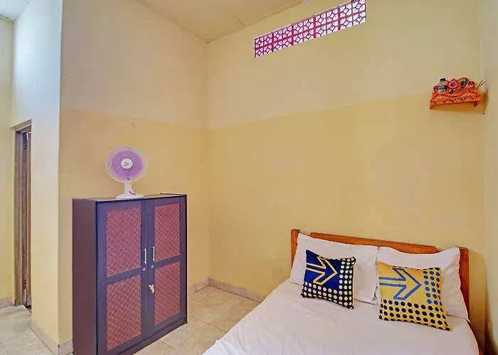 Oyo Life 92954 Shanti Kost