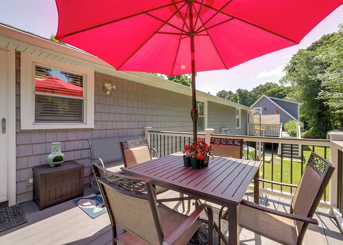 Coastal Getaway W/ Porch, 2 Mi To Niantic Beach!