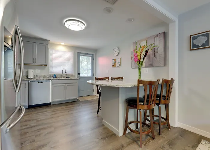 Coastal Getaway W/ Porch, 2 Mi To Niantic Beach!