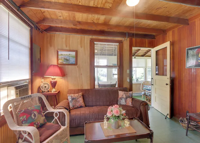 'Grandma'S Cottage' W/ Sunroom: Walk To Beach