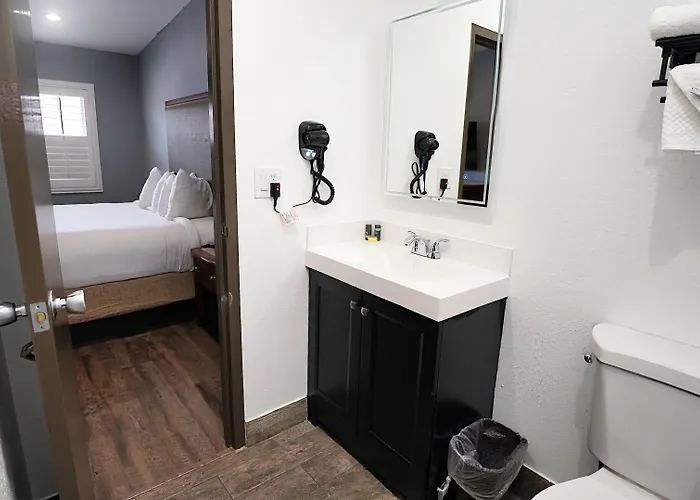 Seaside Inn & Suites