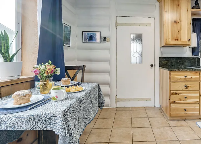 Unique Dog-Friendly Log Cabin: Short Walk To Ocean