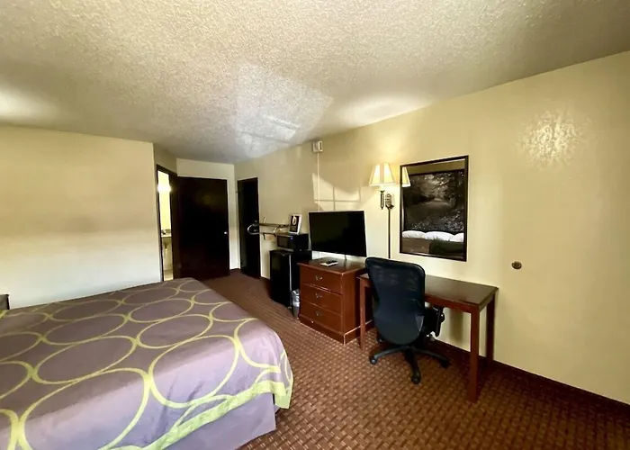 Super 8 By Wyndham Shawnee