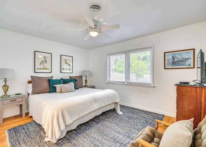 Oak Island Cottage: Minutes To Long Beach!