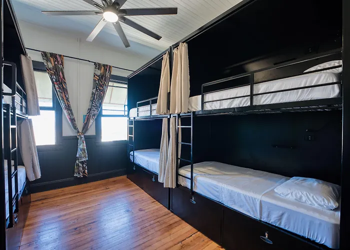 Howzit Hostels Hawaii