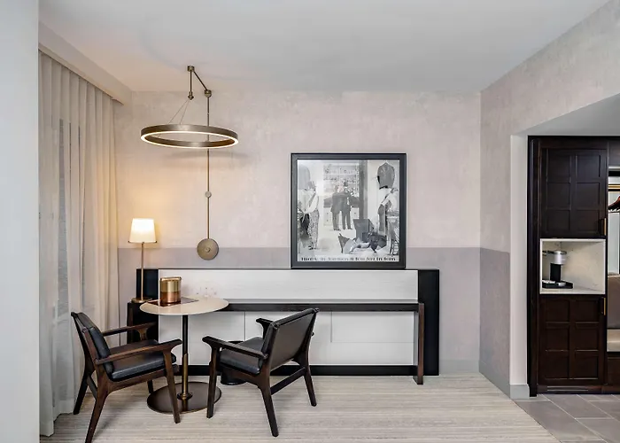 Hotel Fort Des Moines, Curio Collection By Hilton