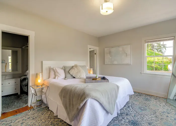 Gig Harbor Historical Beach House In Wollochet Bay