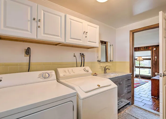 Rhode Island Oceanview Retreat: Walk To Shore!
