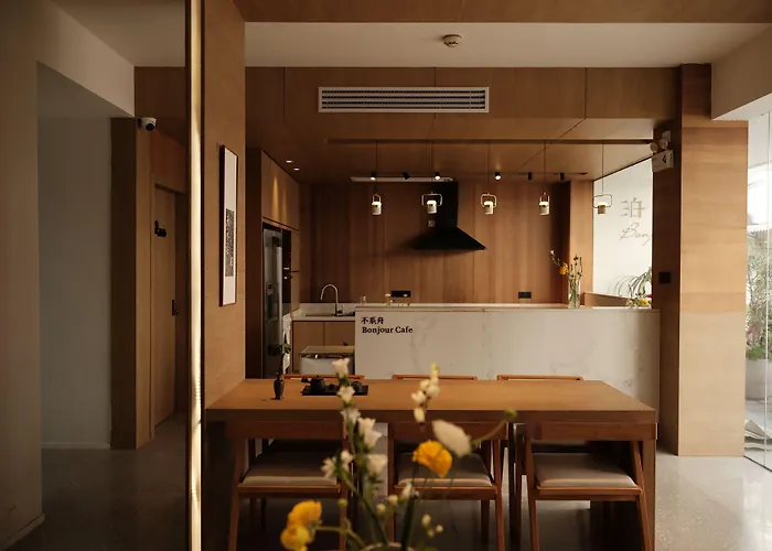 Guilin Bonjour Boutique Hotel- Free Pick Up Service Over 3 Nights