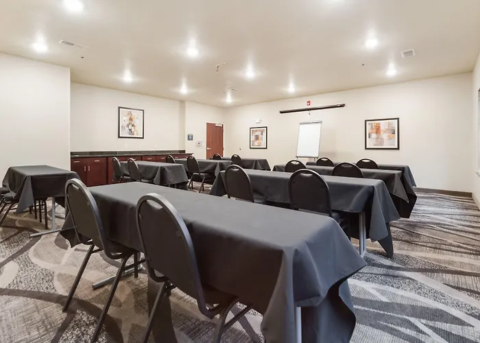Cobblestone Hotel & Suites - Cozad