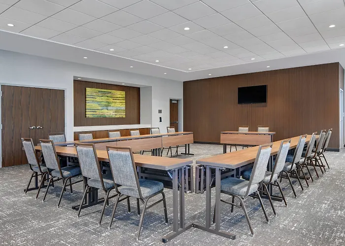 Courtyard By Marriott Manhattan Aggieville