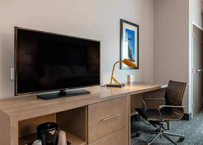 Comfort Inn & Suites Jacksonville - Orange Park Near Naval Air Station