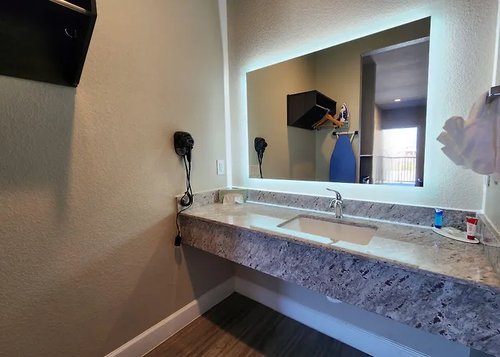 Days Inn & Suites By Wyndham La Porte