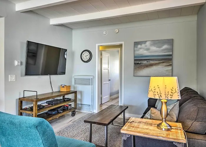 Remodeled Ventura Beach Home With Yard & Fire Pit!