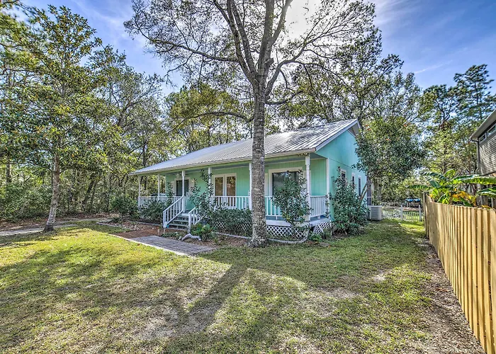 Oak Island Home W/ Yard < 1 Mi To The Beach!