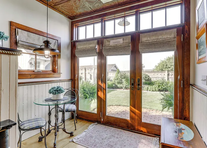 Downtown Essex Apartment - Steps To River!