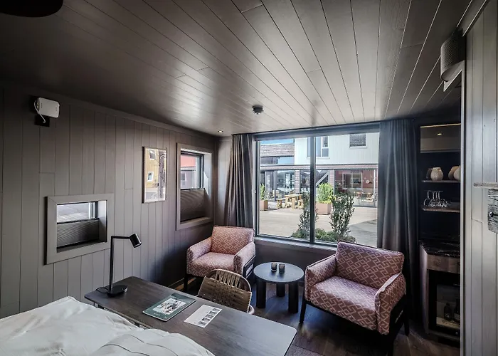 Henningsvaer Bryggehotell - By Classic Norway Hotels