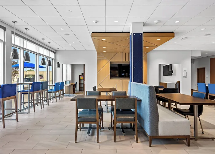 Holiday Inn Express & Suites Marinette By Ihg