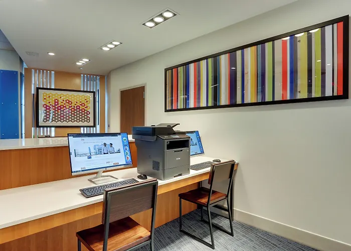 Holiday Inn Express & Suites - Roanoke - Civic Center