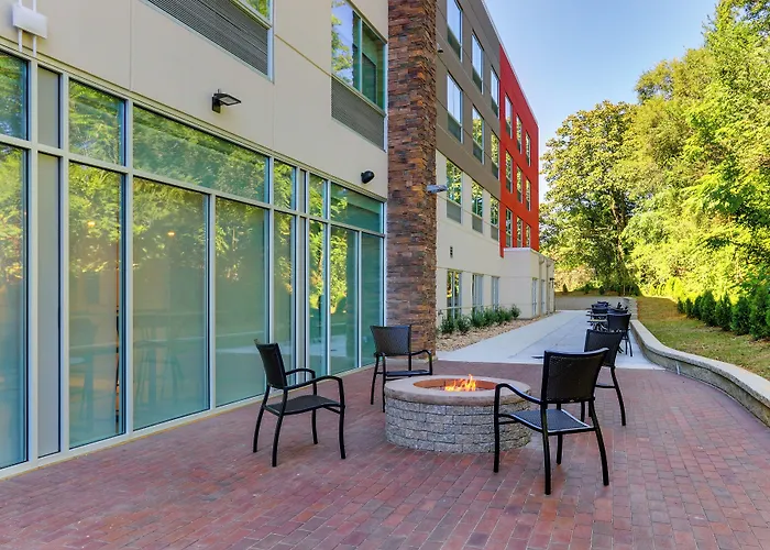 Holiday Inn Express & Suites - Roanoke - Civic Center