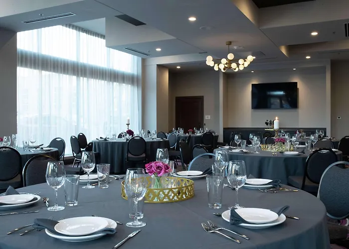 The Axis Moline Hotel, Tapestry Collection By Hilton