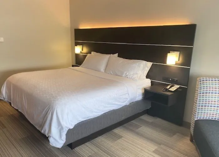 Holiday Inn Express & Suites Warrensburg North By Ihg