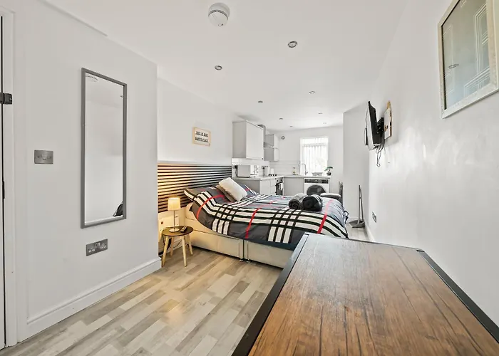 10Min To City - Free Parking - Private Studio - Contractor Friendly