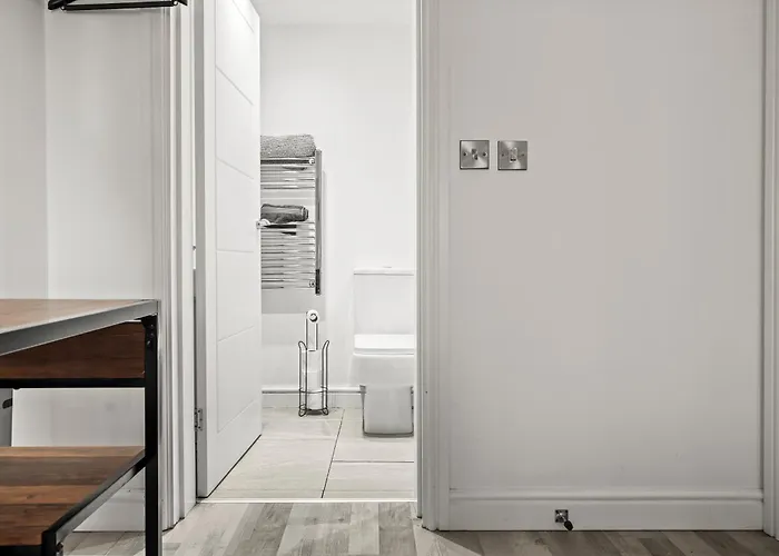 10Min To City - Free Parking - Private Studio - Contractor Friendly