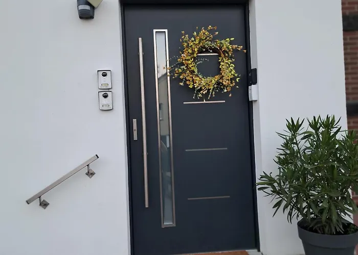Apartment Leinetal mit Kamin&Kaminholz, 1-3 Personen , Schlafzimmer mit Boxspringbett 180x200&hochwertige Hotelbettwäsche, bequemes Einzelbett im Wohnzimmer, Terrasse, Einbauküche,