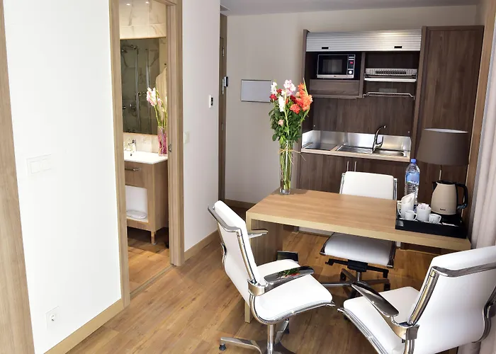 Lamaraz Hotels