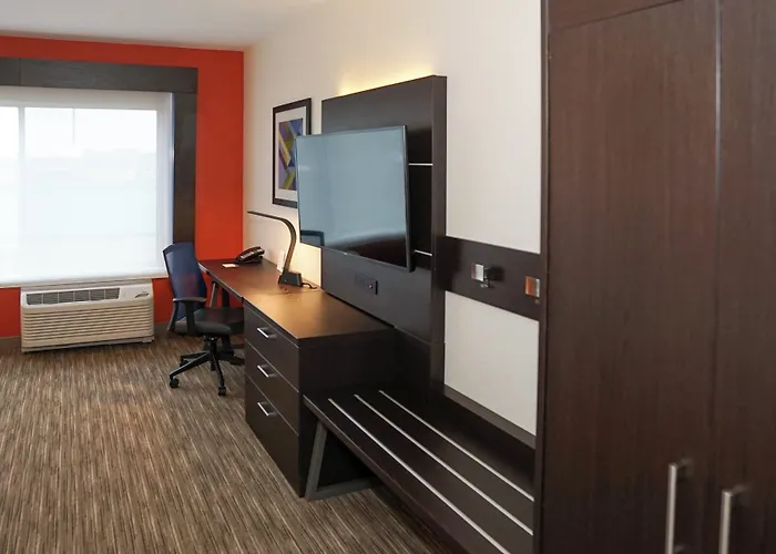 Holiday Inn Express & Suites - Aurora Medical Campus By Ihg