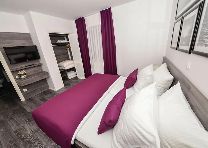 Sunset Deluxe Apartments