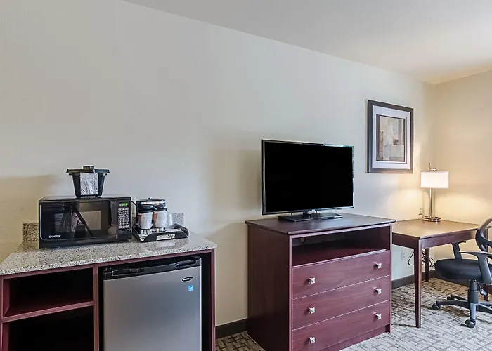 Cobblestone Hotel & Suites - Greenville